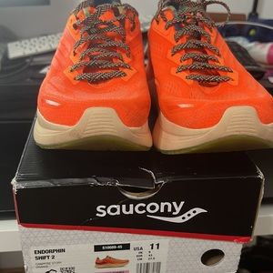 Saucony Endoprhin Shift 2- Womens size 11